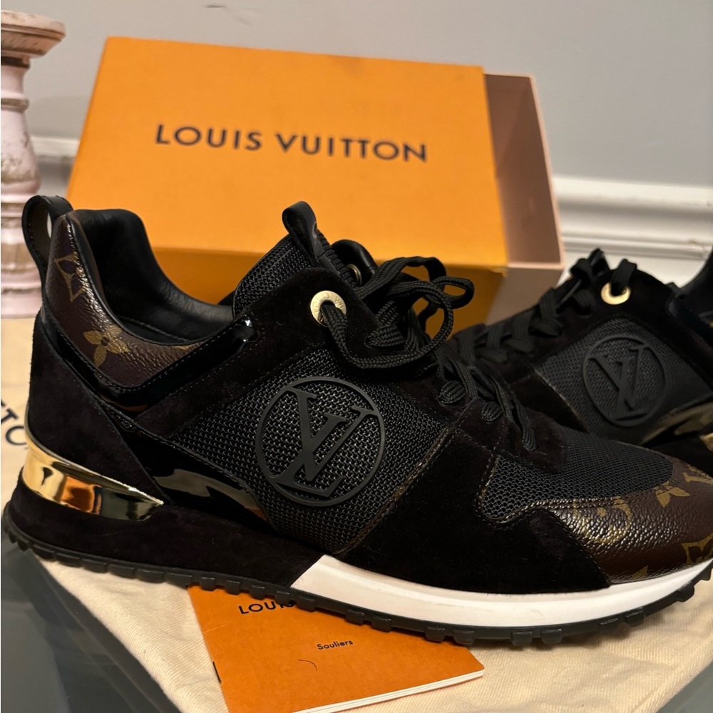 LOUIS VUITTON RUN AWAY SNEAKERS excellent condition . Size 38 1/2